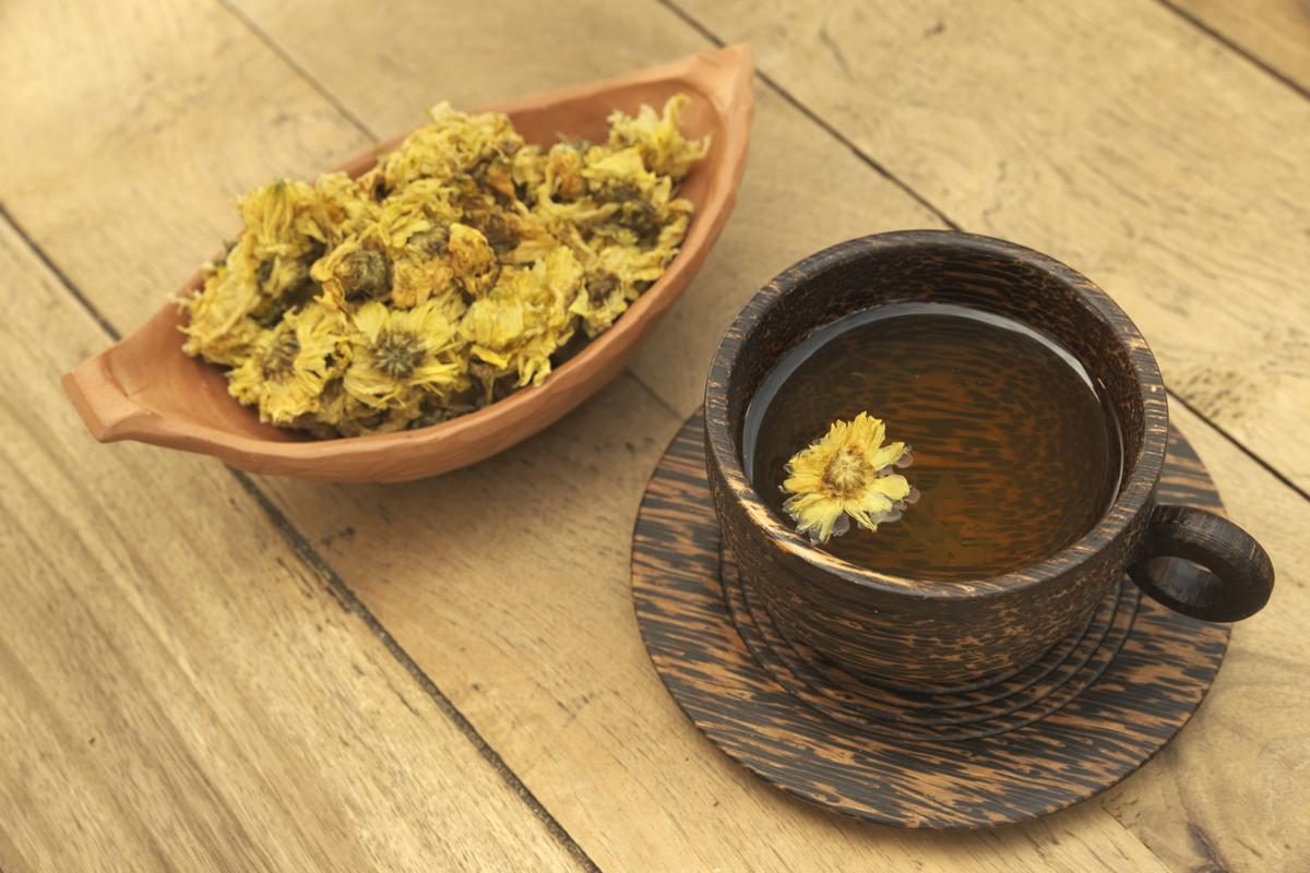 Drinking chrysanthemum tea can help reduce the heat in the body - Chinese food therapy.