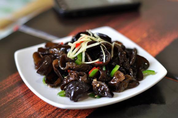 Black fungus is neutral according to Chinese food therapy and can provide many benefits for the body.