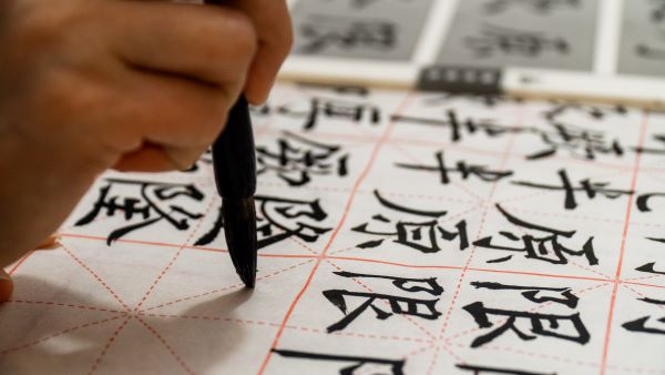 Calligraphie Chinoise - Vous pouvez apprendre la calligraphie à LTL !
Photo par qi xna sur Unsplash 