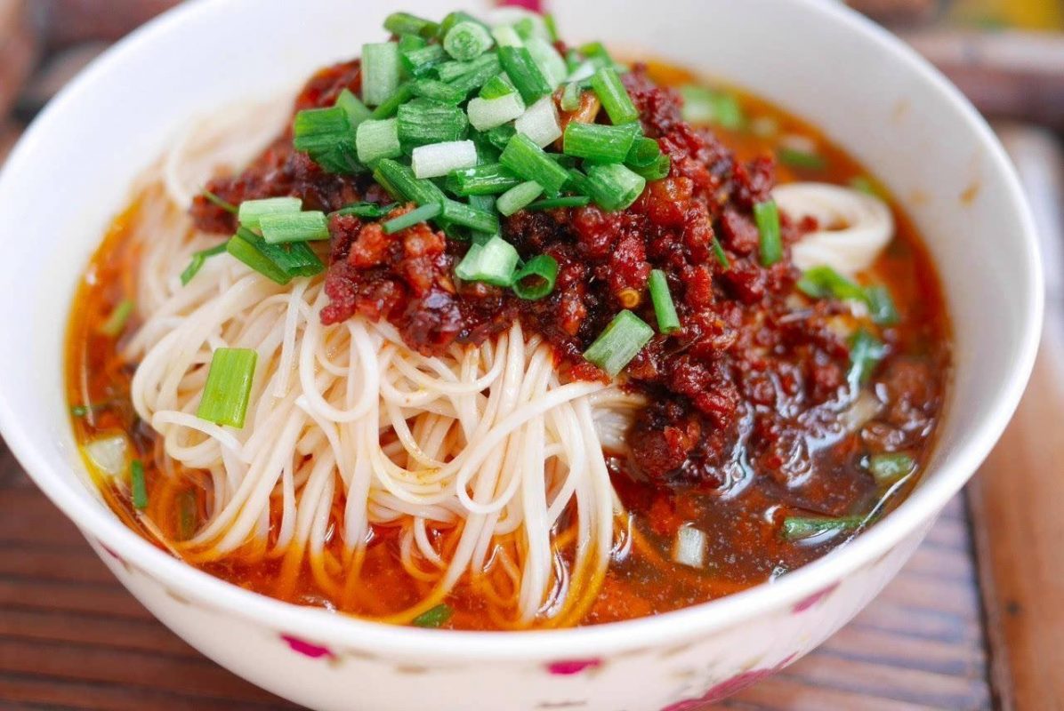 Shanghai spicy meat noodles: 上海辣肉面.